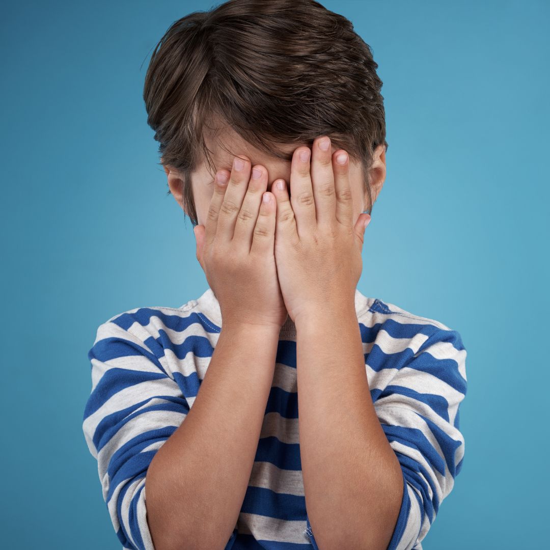 LPKJ Kind mit Händen vor dem Gesicht - schützend